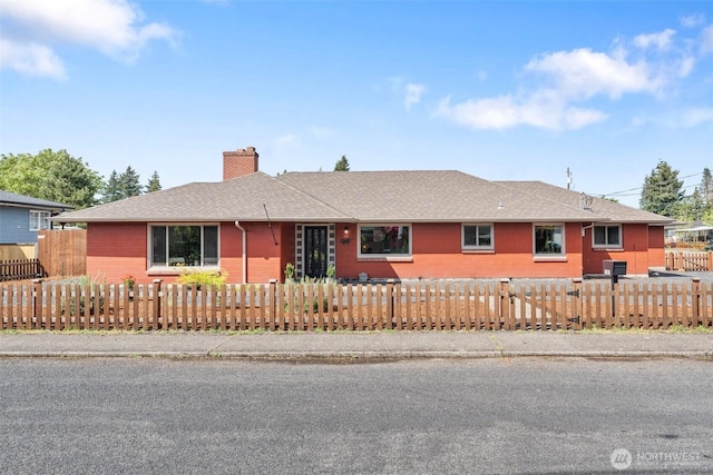 1001 Elm St, Centralia, WA 98531 - single story home featuring a chimney, a shingled roof, and a fenced front yard