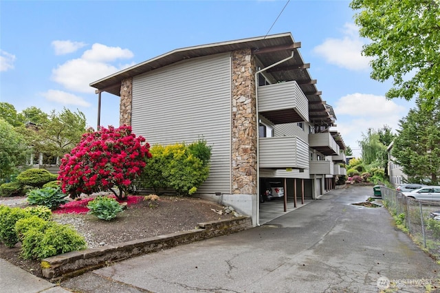 315 10th Ave S Unit 101, Kirkland, WA 98033 - view of side of property featuring stone siding