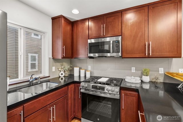 672 NE 40th St, Seattle, WA 98105 - kitchen with stainless steel appliances, a sink, decorative backsplash, and recessed lighting