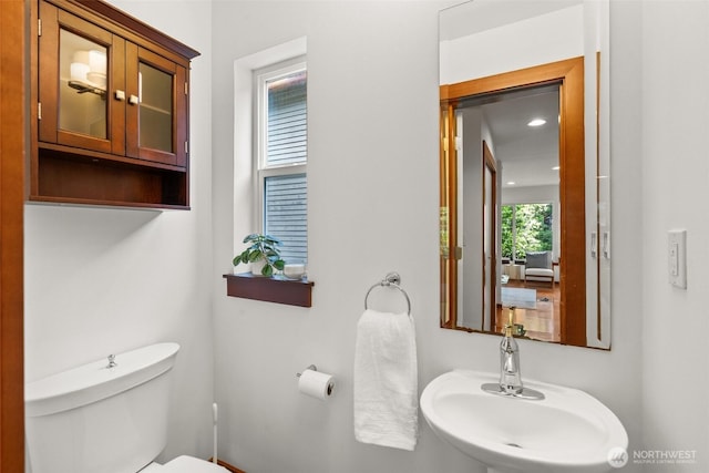 672 NE 40th St, Seattle, WA 98105 - half bathroom featuring a sink and toilet