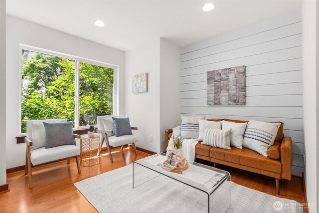 672 NE 40th St, Seattle, WA 98105 - living area with recessed lighting, wood finished floors, and baseboards
