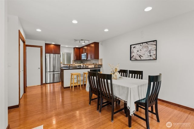 672 NE 40th St, Seattle, WA 98105 - dining area with light wood-style floors, baseboards, and recessed lighting