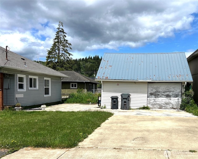 519 28th St, Hoquiam, WA 98550 - view of grassy yard with an outbuilding