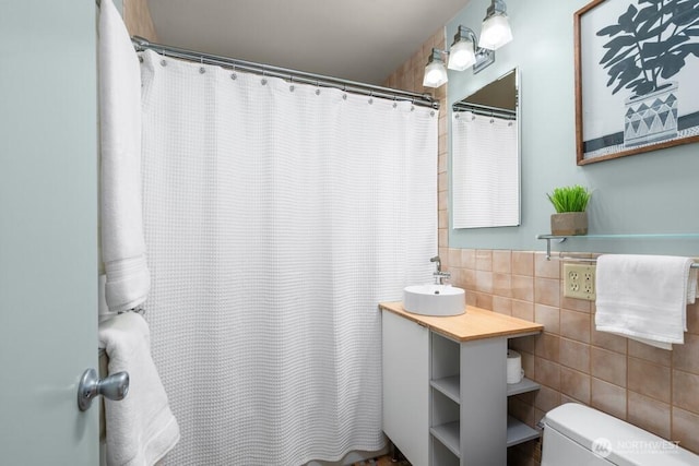 8414 34th Ave SW, Seattle, WA 98126 - bathroom featuring tile walls, toilet, curtained shower, and vanity