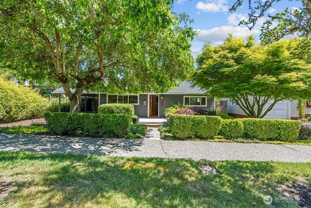 8414 34th Ave SW, Seattle, WA 98126 - ranch-style house featuring a front lawn