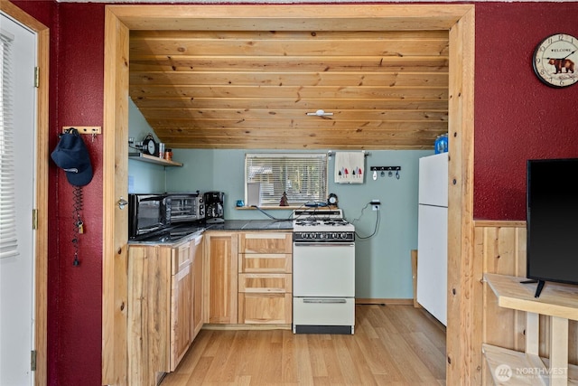 131 Horse Heaven Rd, Cle Elum, WA 98922 - kitchen with white appliances, light wood-type flooring, dark countertops, lofted ceiling, and open shelves