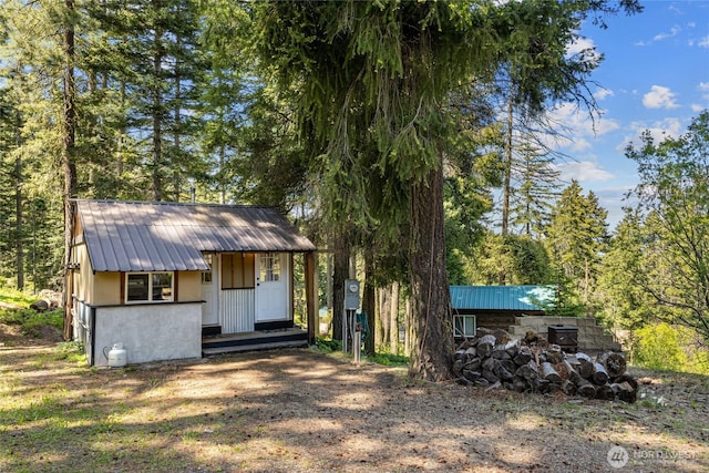 131 Horse Heaven Rd, Cle Elum, WA 98922 - chalet / cabin featuring metal roof and an outbuilding