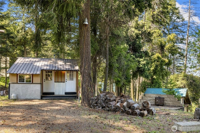 131 Horse Heaven Rd, Cle Elum, WA 98922 - view of front of property featuring metal roof and an outdoor structure