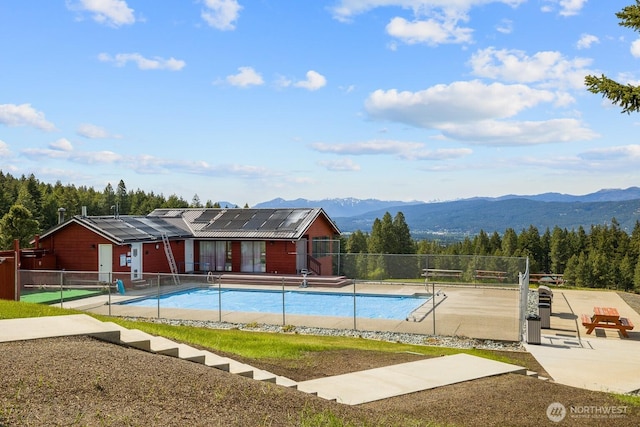131 Horse Heaven Rd, Cle Elum, WA 98922 - view of swimming pool featuring a mountain view and a patio
