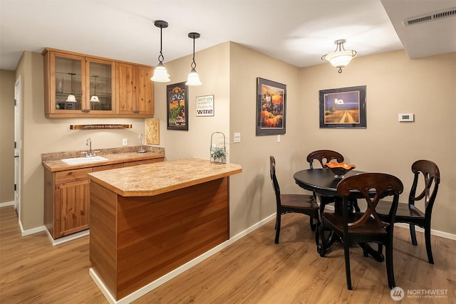 12810 NE 32nd Pl, Bellevue, WA 98005 - indoor wet bar featuring baseboards and light wood-type flooring