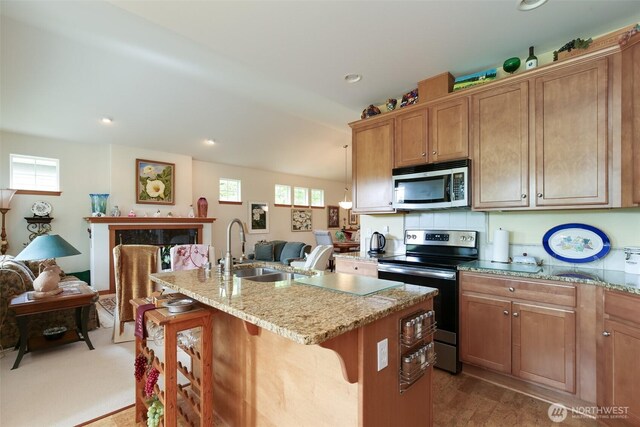 1770 SW Aberdeen Ct, Oak Harbor, WA 98277 - kitchen with stainless steel appliances, plenty of natural light, a sink, a kitchen breakfast bar, and recessed lighting