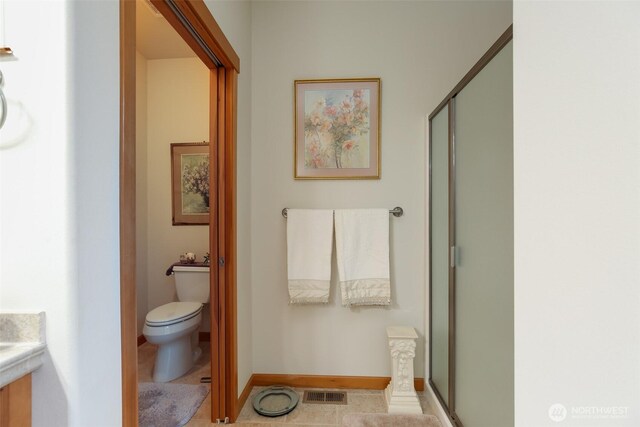 1770 SW Aberdeen Ct, Oak Harbor, WA 98277 - full bathroom featuring a shower stall, toilet, vanity, and baseboards