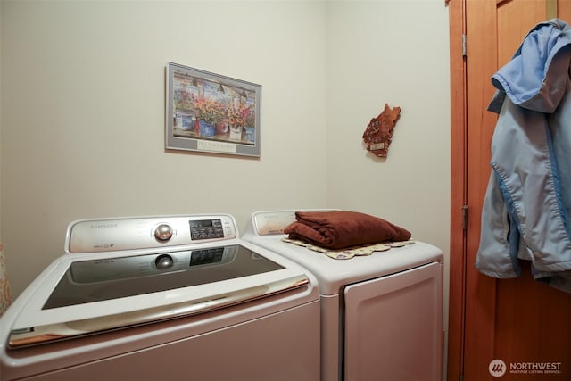 1770 SW Aberdeen Ct, Oak Harbor, WA 98277 - laundry room featuring separate washer and dryer