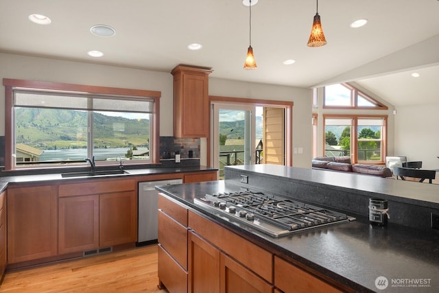 205 Butte Rd, Chelan, WA 98816 - kitchen featuring stainless steel appliances, a sink, dark countertops, healthy amount of natural light, and recessed lighting