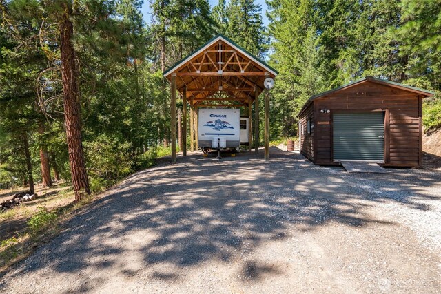 55 Wrangler Ln, Leavenworth, WA 98826 - garage featuring a carport and driveway