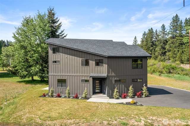 141 Pebble Beach Dr, Cle Elum, WA 98922 - modern inspired farmhouse featuring a shingled roof, a front yard, and board and batten siding