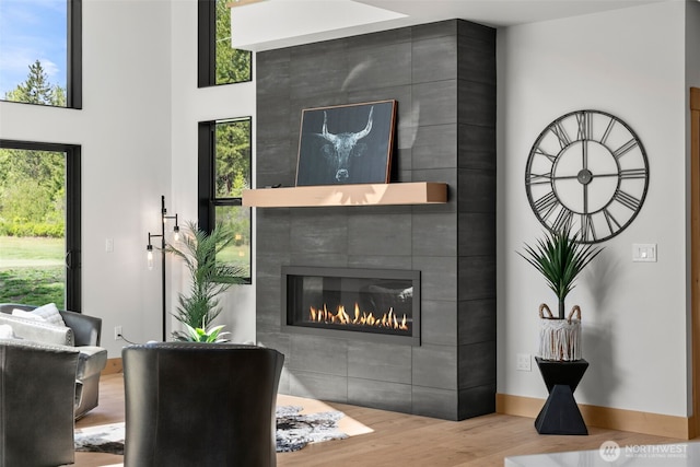 141 Pebble Beach Dr, Cle Elum, WA 98922 - living area featuring wood finished floors and a tiled fireplace