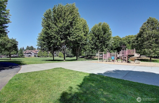 10800 SE 17th Cir Unit D50, Vancouver, WA 98664 - view of basketball court with a yard
