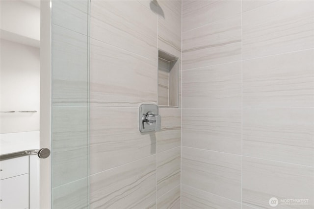 13473 NE 105th Ct Unit 12, Kirkland, WA 98033 - full bathroom with a tile shower and vanity
