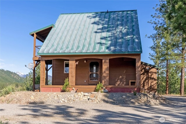 11 Appaloosa Rd, Winthrop, WA 98862 - view of front facade with metal roof and a porch