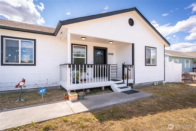 1123 Mather Dr, Moses Lake, WA 98837 - view of front facade with a porch