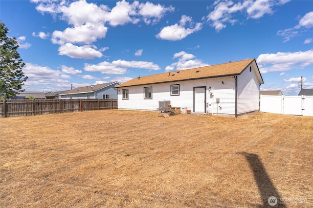 1123 Mather Dr, Moses Lake, WA 98837 - rear view of property with a fenced backyard, cooling unit, and a gate