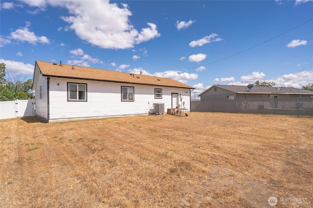 1123 Mather Dr, Moses Lake, WA 98837 - back of house with central AC unit, a fenced backyard, and a gate