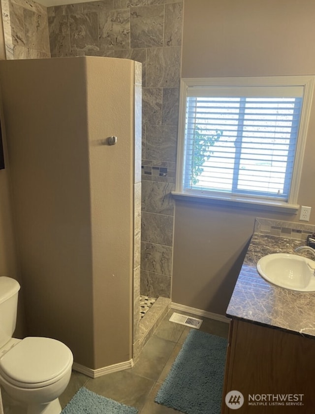 1809 Briarwood Pl, Wenatchee, WA 98802 - bathroom featuring toilet, tile patterned flooring, a tile shower, vanity, and baseboards