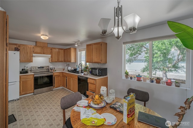 1722 Lincoln Park Cir, Wenatchee, WA 98801 - kitchen featuring black appliances, under cabinet range hood, light countertops, and a sink