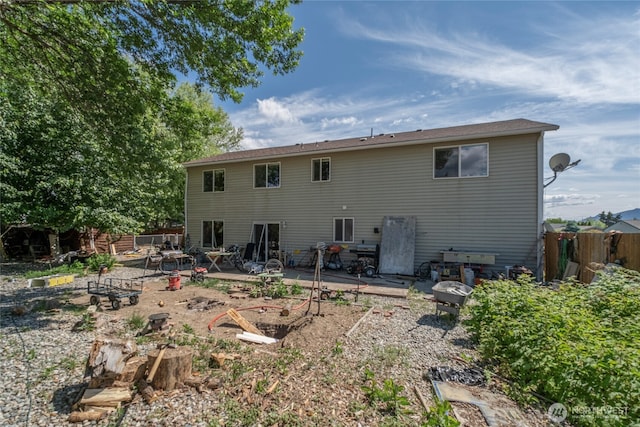 1722 Lincoln Park Cir, Wenatchee, WA 98801 - back of property featuring a patio area and a fire pit