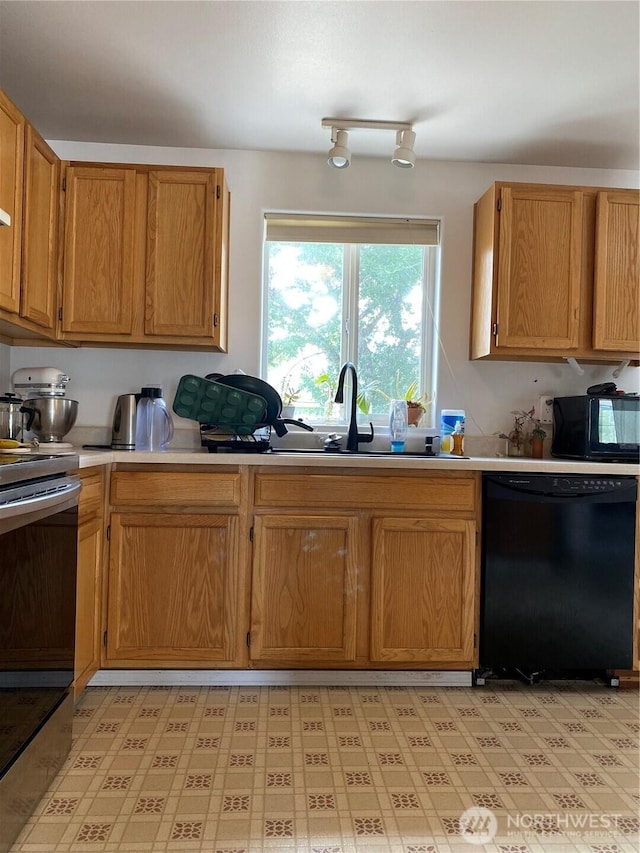 1722 Lincoln Park Cir, Wenatchee, WA 98801 - kitchen featuring black appliances, light countertops, and brown cabinetry