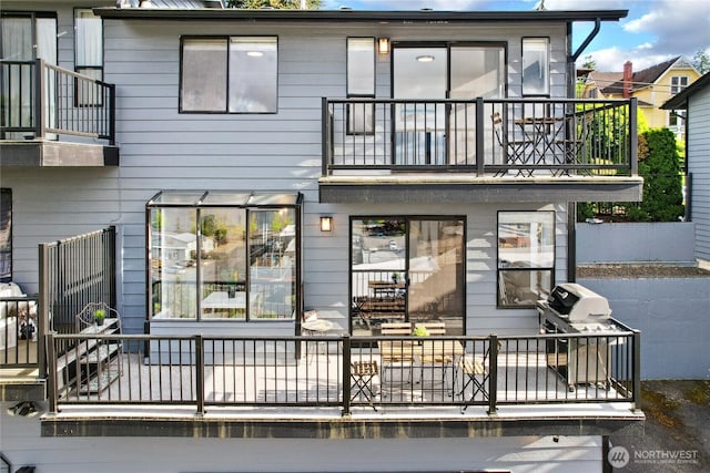 817 Kitsap St, Port Orchard, WA 98366 - rear view of house with a balcony