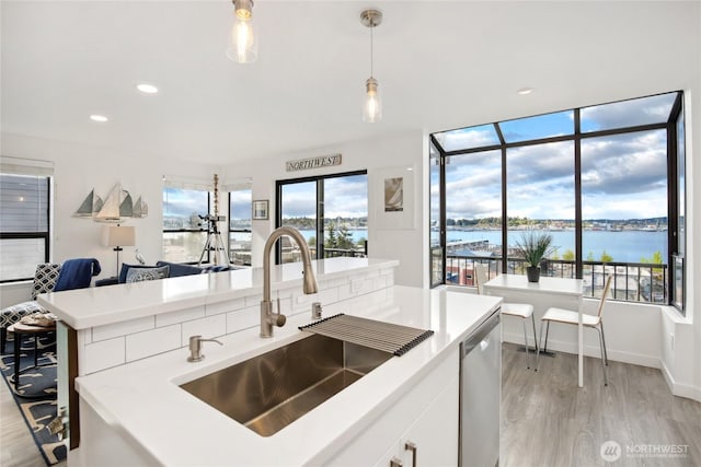 817 Kitsap St, Port Orchard, WA 98366 - kitchen featuring a sink, dishwasher, light countertops, light wood finished floors, and recessed lighting
