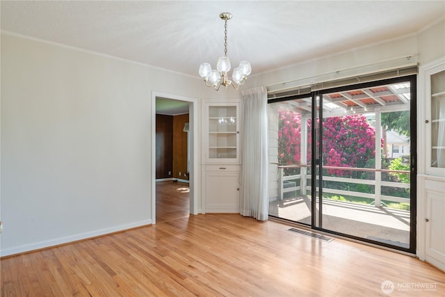 1515 19th Ave, Longview, WA 98632 - spare room featuring a chandelier, light wood-type flooring, crown molding, and baseboards