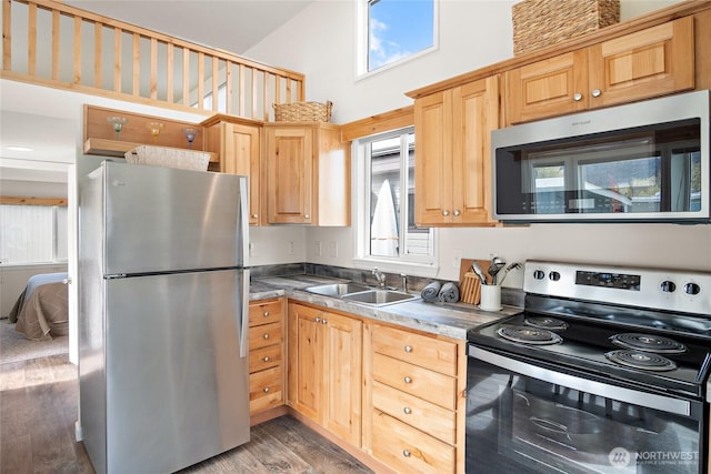 8818 Crescent Bar Rd NW Unit 46, Quincy, WA 98848 - kitchen with stainless steel appliances, light brown cabinets, wood finished floors, and a high ceiling