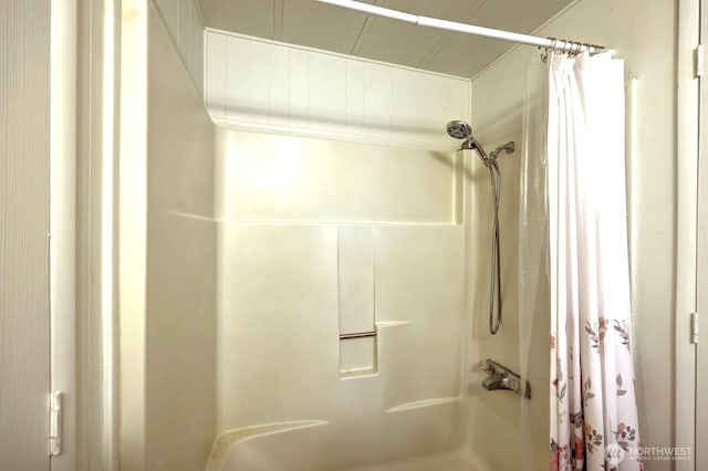 7300 V Pl, Long Beach, WA 98631 - bathroom with a shower with curtain