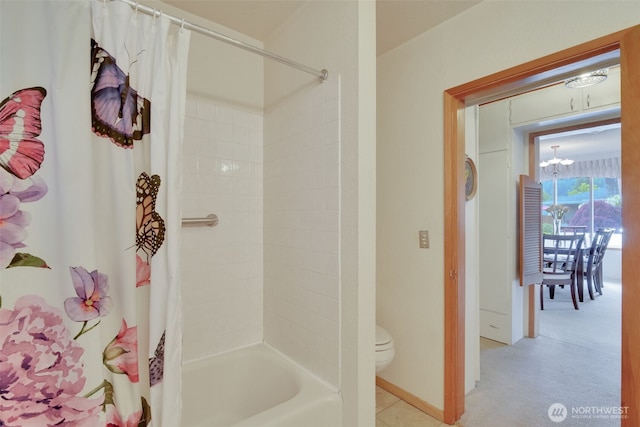 284 Division Ave, Morton, WA 98356 - bathroom featuring toilet, shower / tub combo, and a chandelier