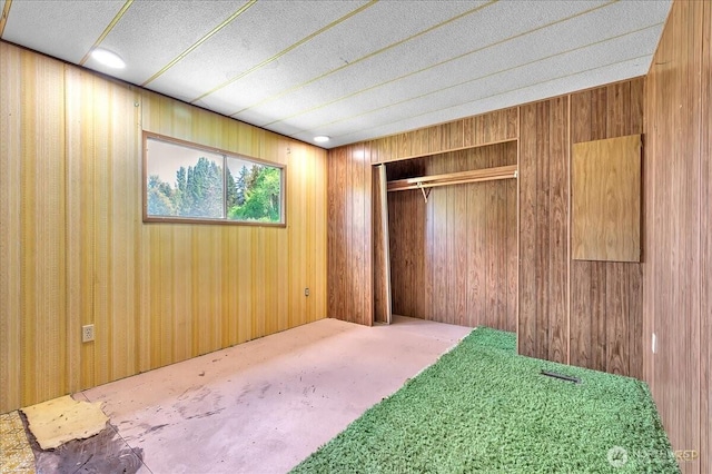 315 Washington St, Pe Ell, WA 98572 - bedroom featuring wooden walls, a textured ceiling, and a closet