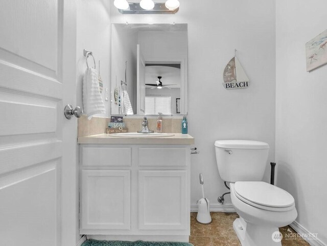 530 N Kentucky Dr, Moses Lake, WA 98837 - bathroom with vanity, toilet, baseboards, and a ceiling fan