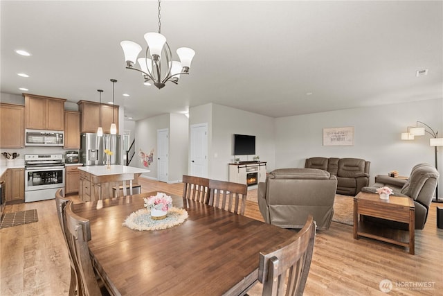 509 L NE, Quincy, WA 98848 - dining area with a chandelier, light wood-style floors, and recessed lighting