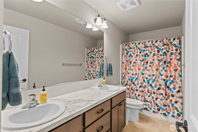 509 L NE, Quincy, WA 98848 - full bath with double vanity, toilet, and curtained shower