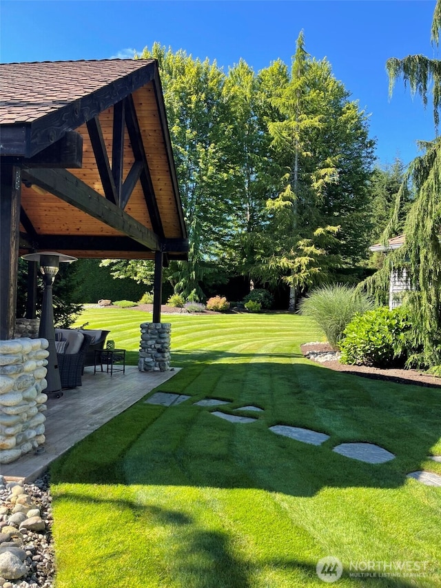 11504 128th Dr NE, Lake Stevens, WA 98258 - view of grassy yard featuring a patio area