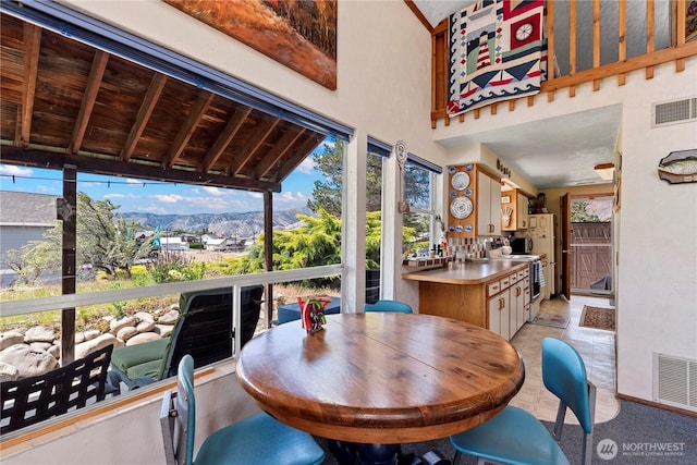 245 Lakeview Ave, Orondo, WA 98843 - dining space with a towering ceiling