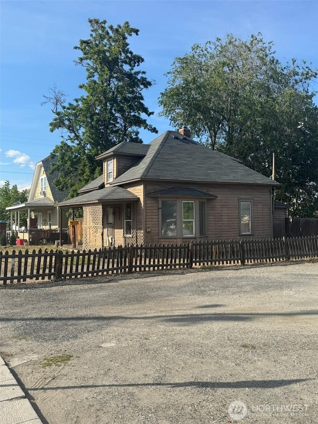 303 Methow St, Wenatchee, WA 98801 - view of front facade with a fenced front yard