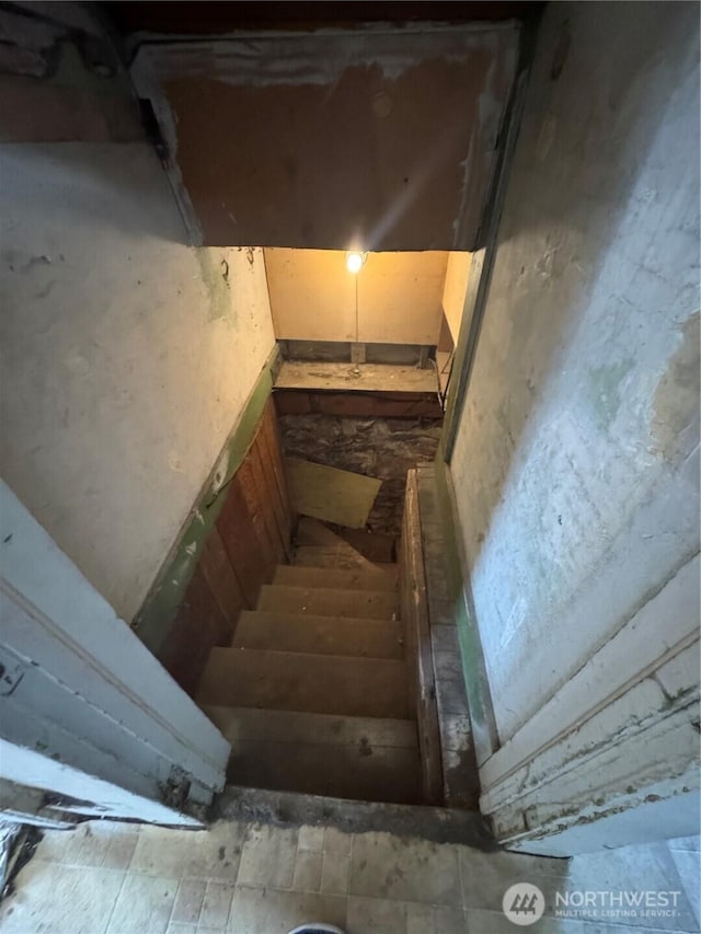 303 Methow St, Wenatchee, WA 98801 - view of staircase