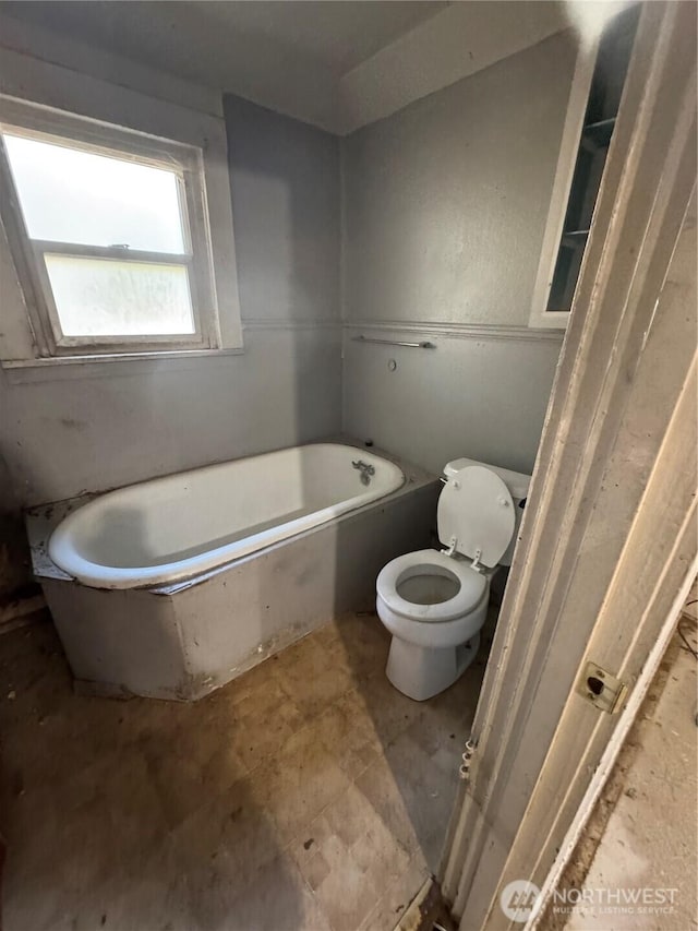 303 Methow St, Wenatchee, WA 98801 - bathroom featuring a bathtub and toilet