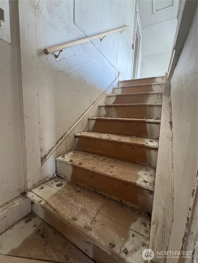 303 Methow St, Wenatchee, WA 98801 - view of staircase