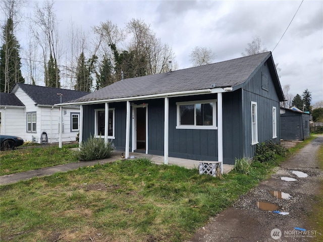 211 E Cherry St, Centralia, WA 98531 - ranch-style house featuring board and batten siding and a front lawn