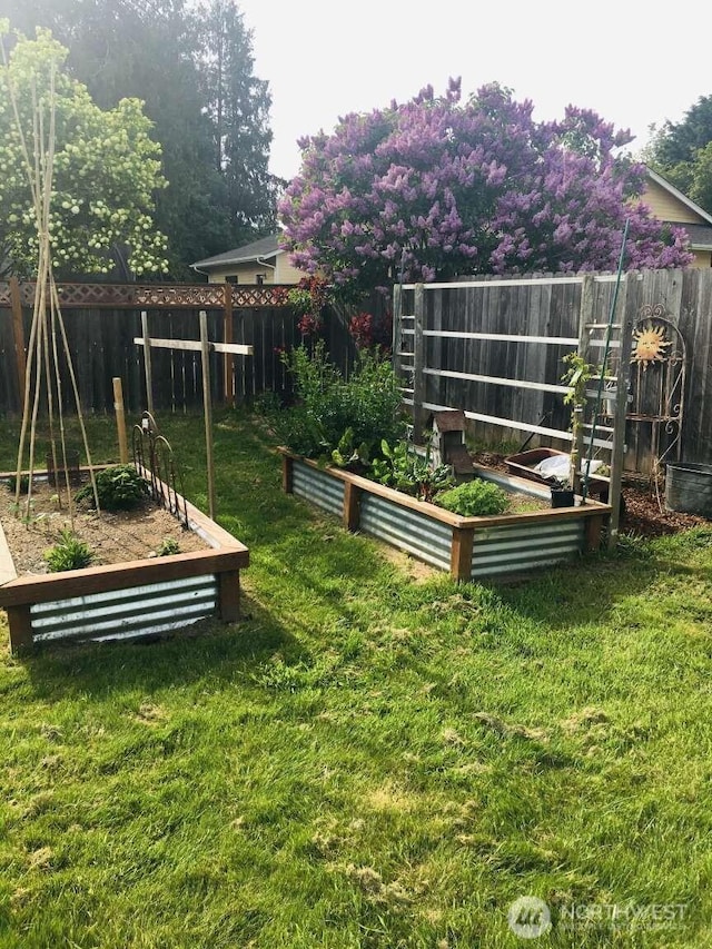 1403 Thomas St, Port Townsend, WA 98368 - view of yard featuring a garden