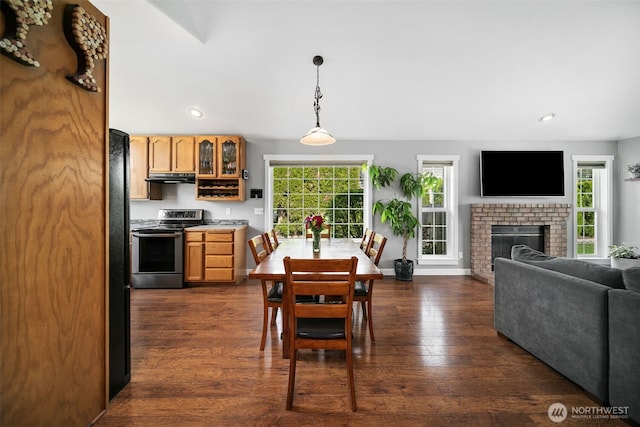 114 Creekside Pl, Cashmere, WA 98815 - dining area featuring recessed lighting, dark wood-type flooring, a fireplace, and baseboards
